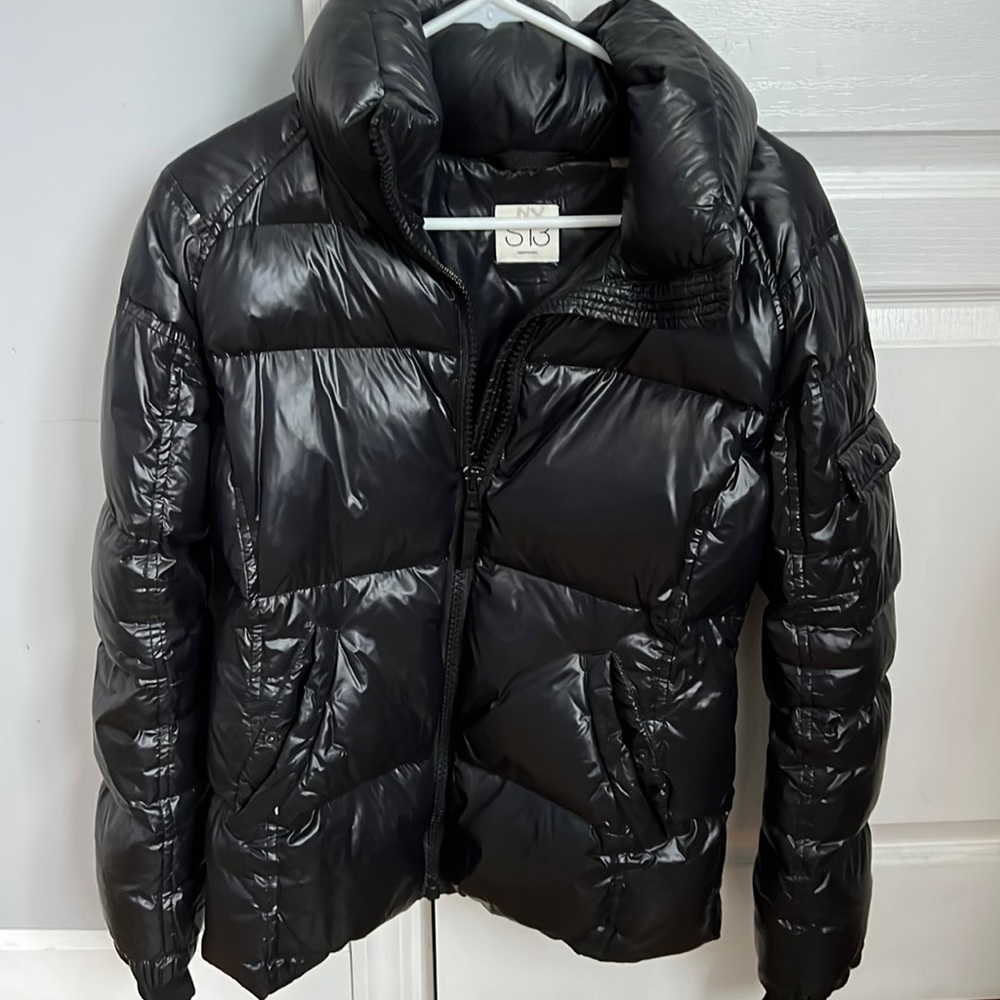 Preowned S13 women puffed jacket size M, in excellent condition, barely used.